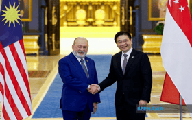 King grants audience to Singapore PM at Istana Negara