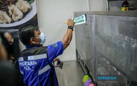 Tiada sijil halal sah, restoran pamer pelekat 'Dapur Muslim' diserbu