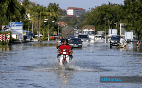 Flood evacuees drop in Johor, one relief centre opened in Sarawak