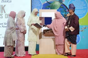 ​Tengku Permaisuri rasmi naskhah Telepuk: Forgotten Flowers Of Gold