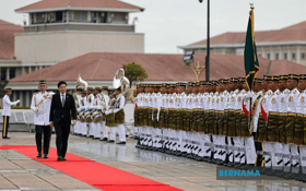 Singapore’s Wong accorded official welcome at Perdana Putra