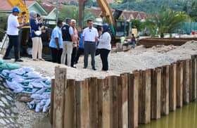 Yayasan MBI sumbang 300 bakul makanan, bantu mangsa banjir Taman Seri Alam