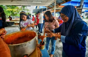 Gotong-royong buat kuih bakul simbol perpaduan penduduk KKB