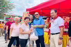 250 penduduk DUN Pandan Indah terima sumbangan ayam segar, barangan asas
