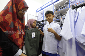 Ibu bapa buat persiapan akhir, sesi persekolahan bermula esok (FOTO ESEI)