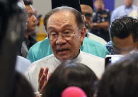 Anwar holds talks with BN parliamentarians at Seri Perdana