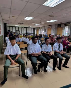 Seramai 423 pelajar tingkatan satu terpilih program Yayasan Selangor, terima biasiswa