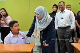 Fadhlina, MB bring cheer to Year 1 students at new Semenyih school