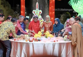 Sultan, Permaisuri berangkat ke sambutan Tahun Baharu Cina, disambut 30,000 pengunjung