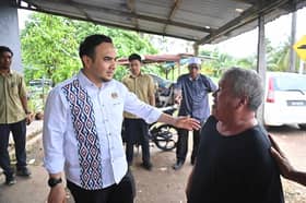 Prihatin nasib bapa besar 16 anak, PM hulur bantuan wang tunai, baik pulih rumah