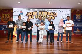 Tiga restoran letak meja kerusi di parkir awam diambil tindakan