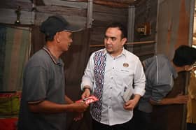 Anwar hulur sumbangan kepada duda tinggal di rumah usang, ringan beban harian