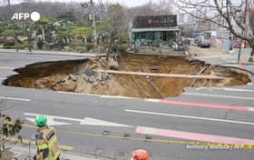 Penunggang motosikal 'ditelan' lubang benam di Seoul