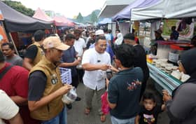 MB kunjungi bazar Ramadan Greenwood, edar 250 pek bubur lambuk