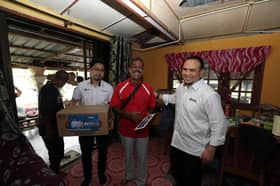 Anwar beri sumbangan kepada keluarga nelayan, baik pulih rumah uzur