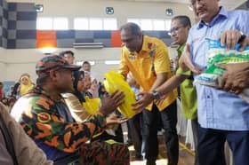 Pusat Khidmat Parlimen Sungai Buloh salur bantuan awal kepada mangsa ribut