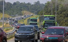 Aliran trafik di sempadan masuk Gua Musang-Kuala Lipis sesak pagi ini