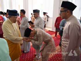 Sultan Sharafuddin prays with 5,000 congregants for Aidilfitri