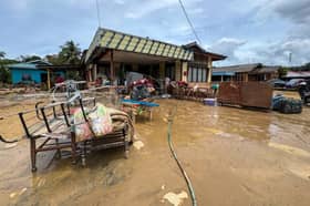 Banjir bagai kepala air, warga Felda paut tiang selamatkan diri