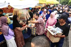 MB kunjungi bazar Taman Melawati, agih bubur lambuk, kurma