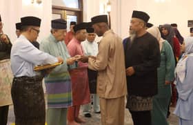Sultan buka puasa bersama rakyat Kuala Selangor, serah sumbangan raya
