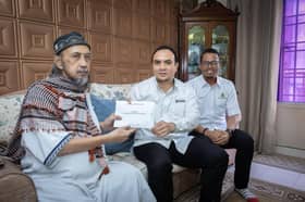 PM hulur sumbangan kepada wartawan veteran Nas Ahmad