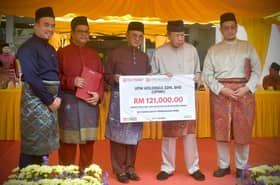 Sultan buka puasa bersama 1,000 warga UPM, serah sumbangan kepada asnaf