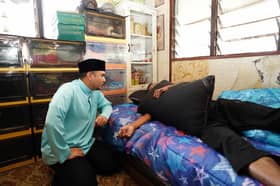 Anwar hulur sumbangan kepada pesakit angin ahmar, doa diberi kekuatan, kesihatan