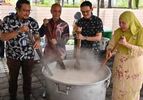 Semarak Ramadan bersama masyarakat, KDEBWM, KPS, LHDN agih bubur lambuk