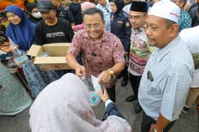 MB distributes bubur lambuk, dates at Taman Melawati Ramadan bazaar