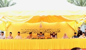 Sultan of Selangor breaks fast with the people, officiates mosque