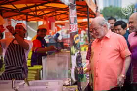King visits Ramadan bazaar in Bangsar