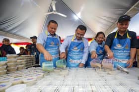 MB edar kotak makanan, bubur lambuk kepada warga Taman Seri Gombak