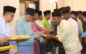 Sultan breaks fast with Kuala Selangor folk, presents Aidilfitri aid