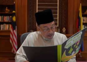 Anwar luang masa baca kad raya pelajar, guru (VIDEO)