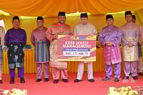 Sultan berkenan terima zakat niaga, agih sumbangan kepada rakyat