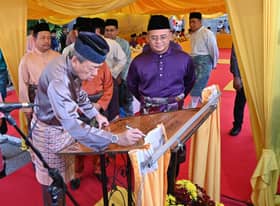 Sultan officiates Bandar Bukit Raja Mosque, presents aid to asnaf