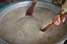 Bubur Lambuk Cinta Ramadan team distributes 2,500 packs in Section 14