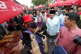 PM lawat Bazar Ramadan Seksyen 2, nasihati peniaga elak harga jualan mahal