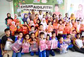 Kota Anggerik rep spends RM5,000 on 50 asnaf children for Aidilfitri shopping