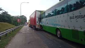 Bas bawa 20 pelancong China langgar belakang treler di lebuh raya Elite