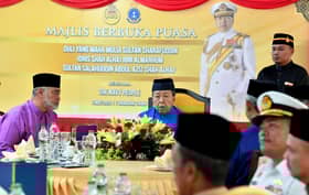 Selangor Sultan graces breaking of fast event with Navy personnel