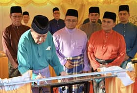Sultan rasmi masjid, serah sumbangan Aidilfitri kepada asnaf, mualaf