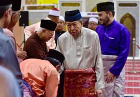 Sultan breaks fast with UPM community, presents aid to asnaf folk