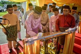 Sultan Selangor rasmi masjid, agih sumbangan kepada 562 asnaf