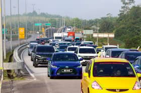 Aliran trafik perlahan di lebuh raya, jalan utama, kenderaan dijangka bertambah