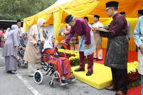 Sultan Sharafuddin breaks fast with Hulu Selangor residents, presents Aidilfitri contributions
