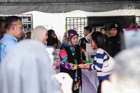 Queen visits flood victims in Johor