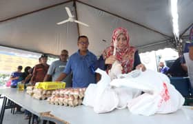 Pengunjung memborong di Jualan Ehsan Rahmah untuk raya, jamuan