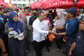 MB distributes dates, sweet corn porridge at AU 1 Ramadan bazaar
